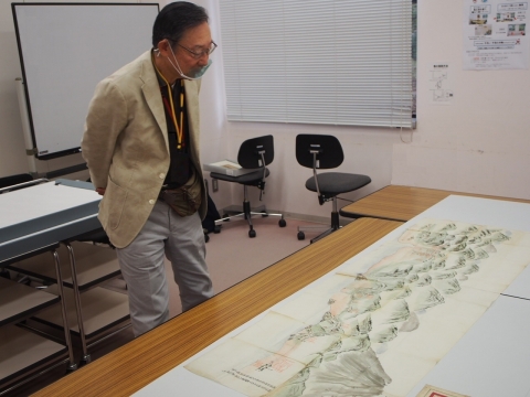 「戊辰擾乱官軍繰込配陣図」を見る本井晴信さんの写真