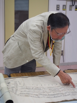 ［近世新潟町屋並図］を見る本井晴信さんの写真