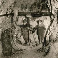 「佐渡鉱山－坑内採鉱（鑿岩機）の実況」の画像