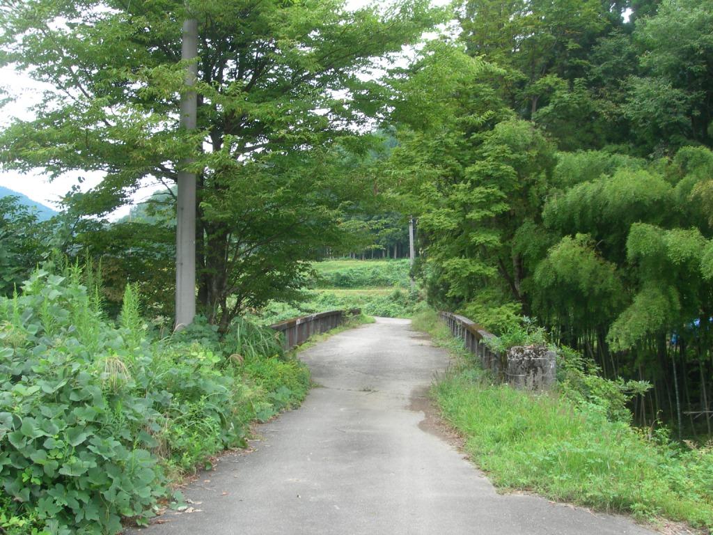 現在も旧道に残る昭和初期の明月橋の画像